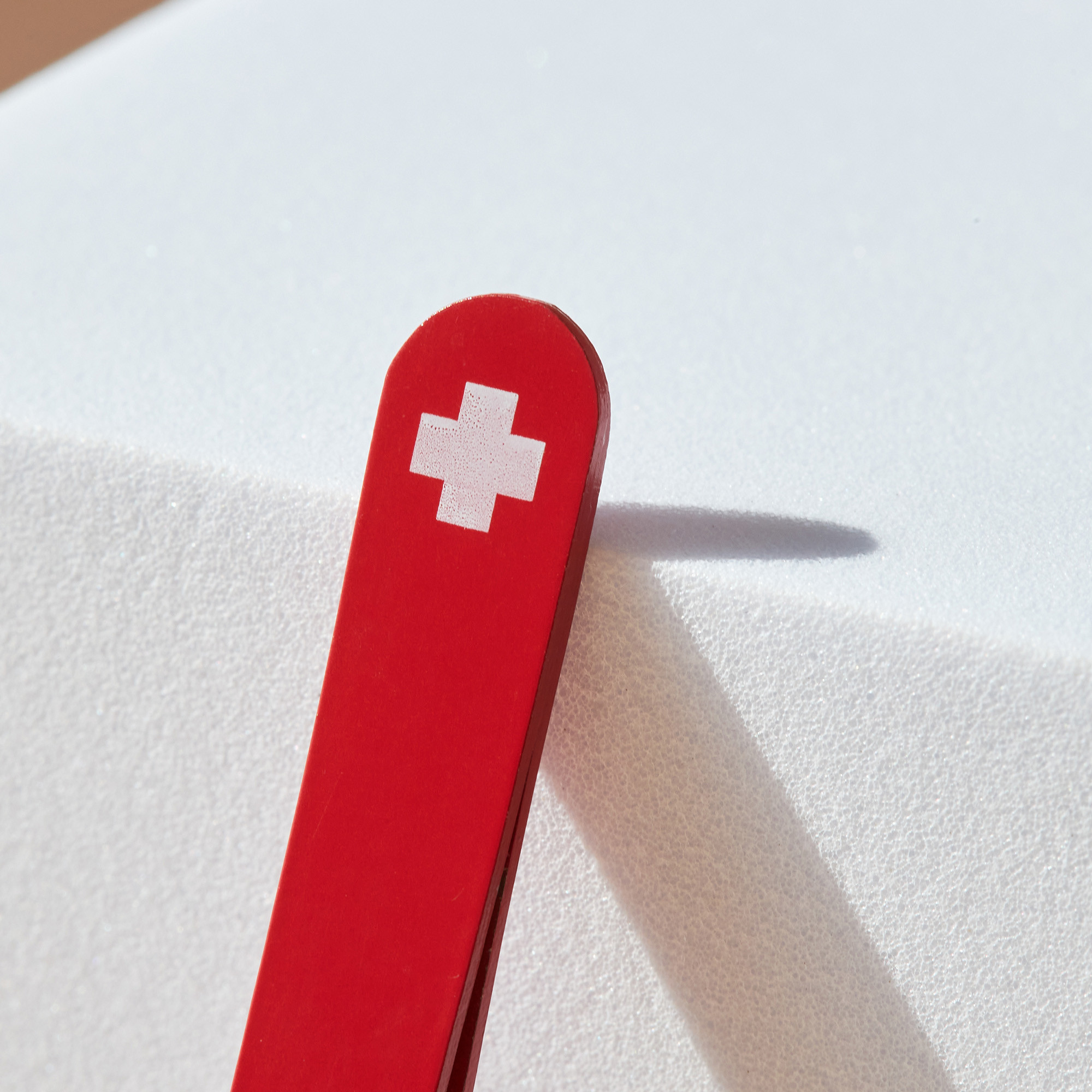 Pinzetta in Acciaio Inox con punta obliqua Rubis rossa Croce Svizzera