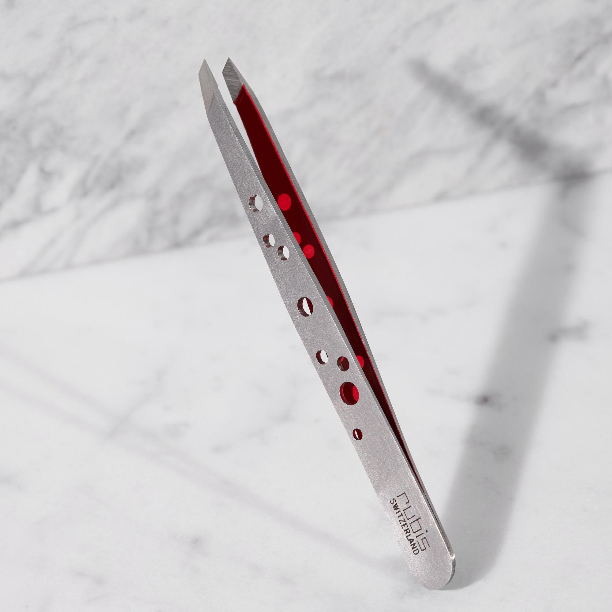 Pinzetta in Acciaio Inox con Punta Obliqua, traforata e Interno Rosso Rubis