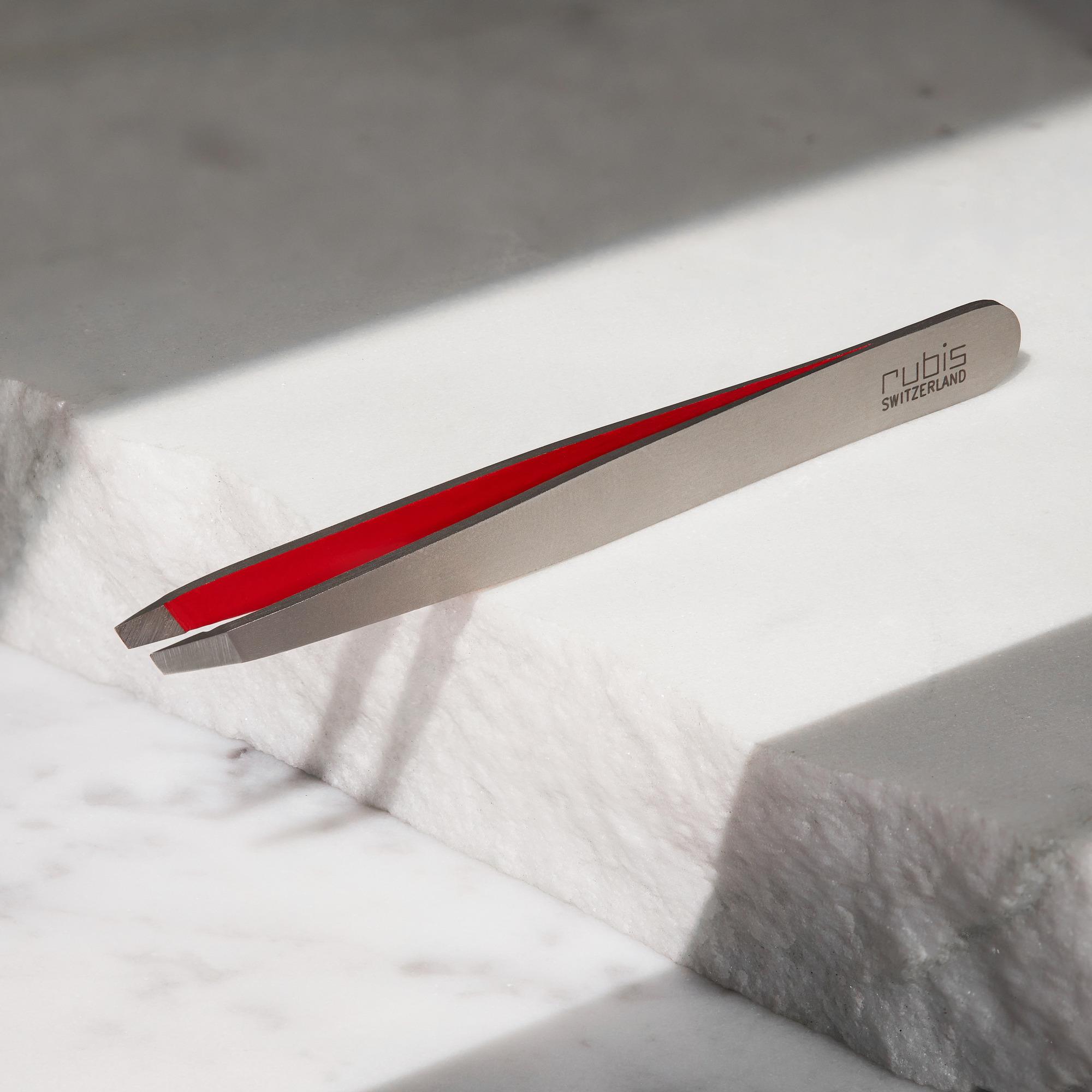 Pinzetta in Acciaio Inox con punta obliqua e Interno Rosso Rubis